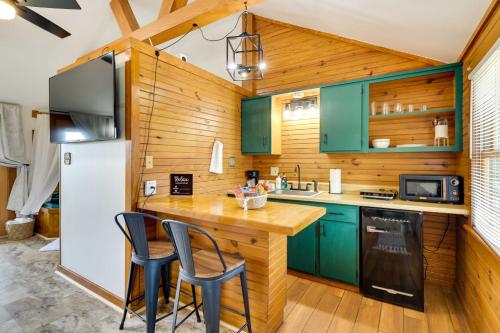 Scenic Eureka Springs Cabin Rental with Balcony! thumb 3