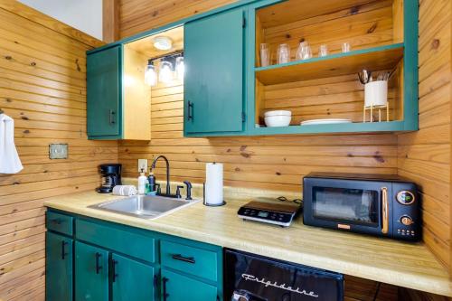 Scenic Eureka Springs Cabin Rental with Balcony! in Garfield, USA