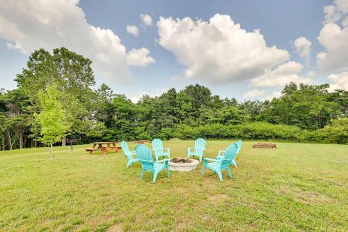 Scenic Eureka Springs Cabin Rental with Balcony! in Garfield, USA