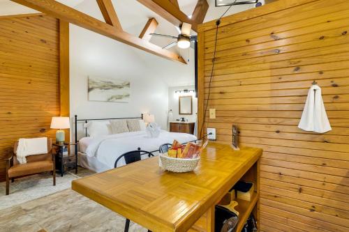 Scenic Eureka Springs Cabin Rental with Balcony! in Garfield, USA