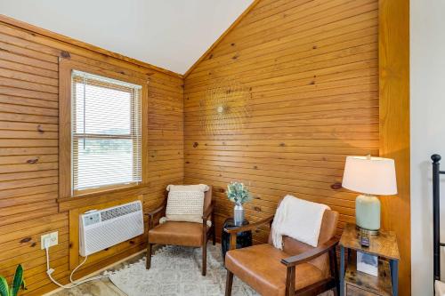 Scenic Eureka Springs Cabin Rental with Balcony! in Garfield, USA