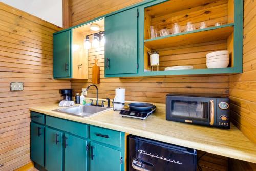 Lovely Ozarks Cabin Rental about 5 Mi to Beaver Lake! in Garfield, USA