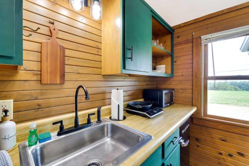 Lovely Ozarks Cabin Rental about 5 Mi to Beaver Lake! in Garfield, USA