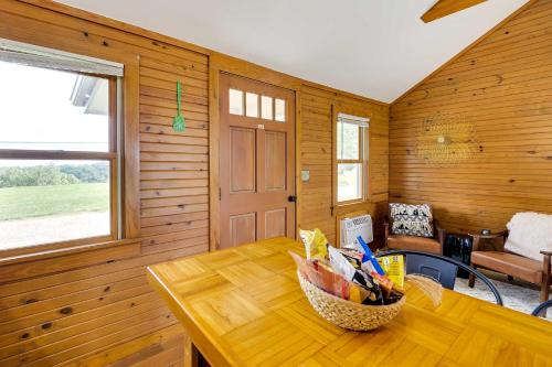 Lovely Ozarks Cabin Rental about 5 Mi to Beaver Lake! in Garfield, USA