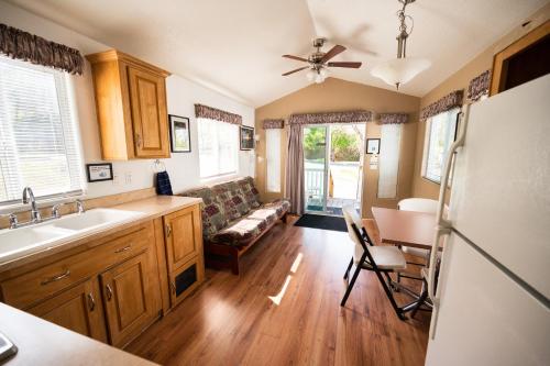 Kitchen, Mountain Gate RV Park and Cottages in Shasta Lake (CA)