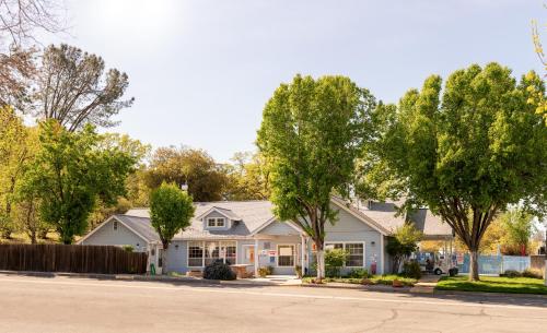 Mountain Gate RV Park and Cottages