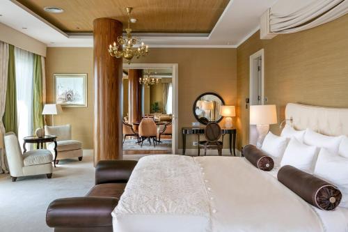 Presidential Suite, Grand Living Room access level, 1 King