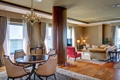 Presidential Suite, Grand Living Room access level, 1 King