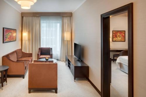Deluxe Suite, Grand Living Room access level