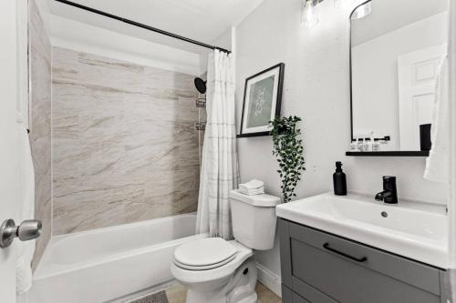 Treehouse is a Quaint 2 BR in an Up-and-Coming Part of Town, Pet Friendly with Fenced Yard and lounge area that is Close to Downtown Tampa in Tampa, USA