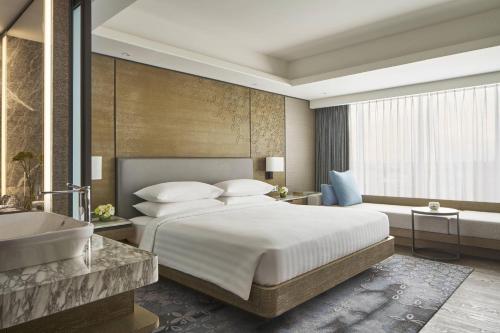 Guest room, 1 King, City view image 2