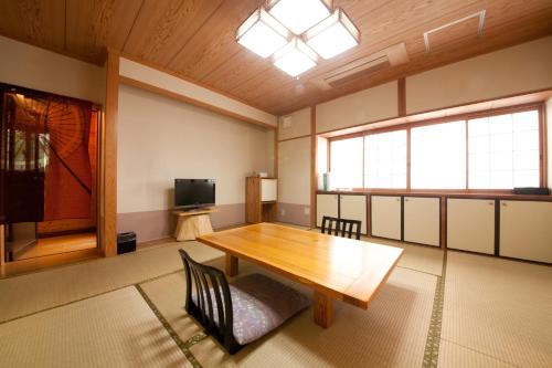 room detail thumbnail 1