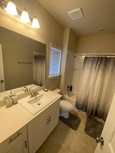 Cozy Home close to St Davids and Metro Rail in Old Town Leander in Leander, USA