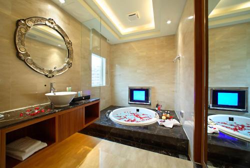 room detail thumbnail 2
