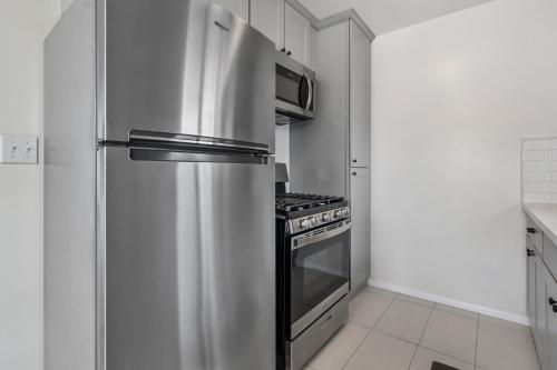 Modern Chic & Comfy Entire Apt 2 Room Suites in Inglewood, USA