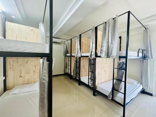 Majestic Hostel - Tours & Motorbike Rental