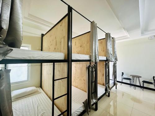 Majestic Hostel - Tours & Motorbike Rental