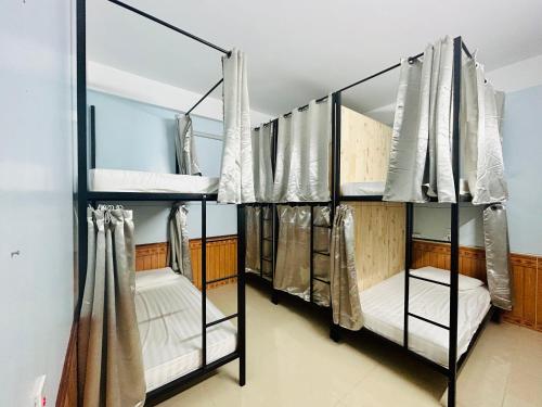 Majestic Hostel - Tours & Motorbike Rental