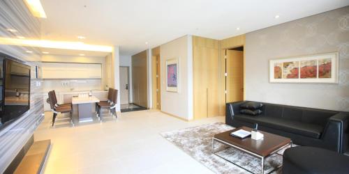 Royal Suite Deluxe Single Floor (With Kitchenette, Park View)