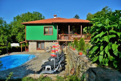 Къща край реката/ House by the river (Къща краи реката/ House by the river) in อาร์บานาสซี