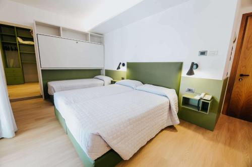 Superior Triple Room image 3