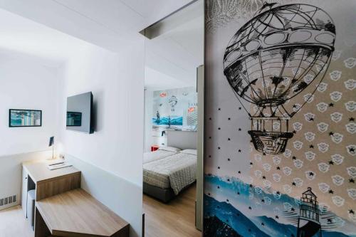 Superior Twin Room with City View image 8