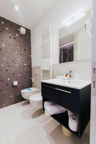 Superior Twin Room with City View image 6