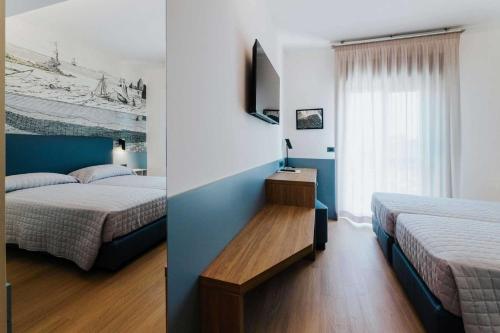 Superior Twin Room with City View image 3