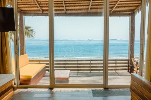 شرفة/ تراس, منتجع ساميد سيسايد (Samed Seaside Resort) in آو نوي نا