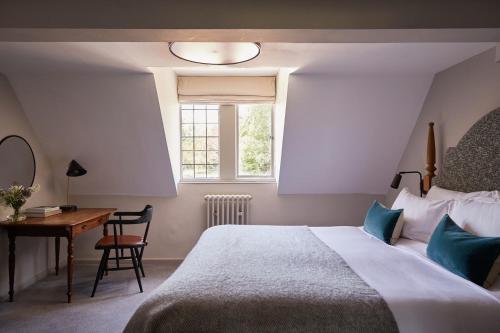 1 double bed, 1 bunk bed