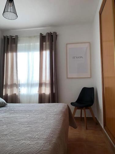 Soleado apartamento con piscina y terraza privada.