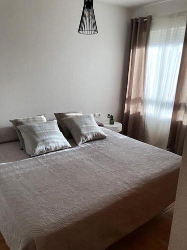 Soleado apartamento con piscina y terraza privada.