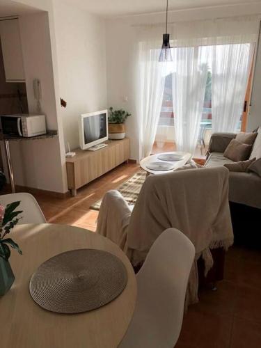 Soleado apartamento con piscina y terraza privada.