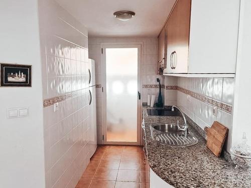 Soleado apartamento con piscina y terraza privada.