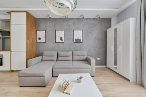 Modern Studio with Balcony for 4 Guests in Wrocław by Noclegi Renters, Breslau