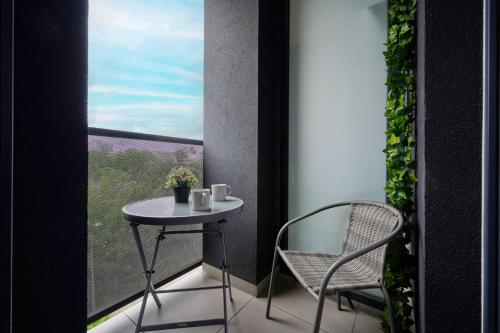 Modern Studio with Balcony for 4 Guests in Wrocław by Noclegi Renters, Breslau (Foto 4)
