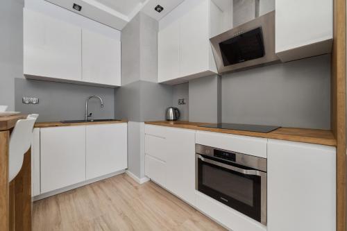 Modern Studio with Balcony for 4 Guests in Wrocław by Noclegi Renters, Breslau (Foto 6)
