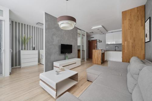 Modern Studio with Balcony for 4 Guests in Wrocław by Noclegi Renters, Breslau (Foto 7)