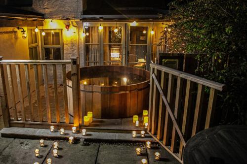 熱水浴缸, 喬納斯阿瑪斯旅館 (The Joiners Arms) in 察德