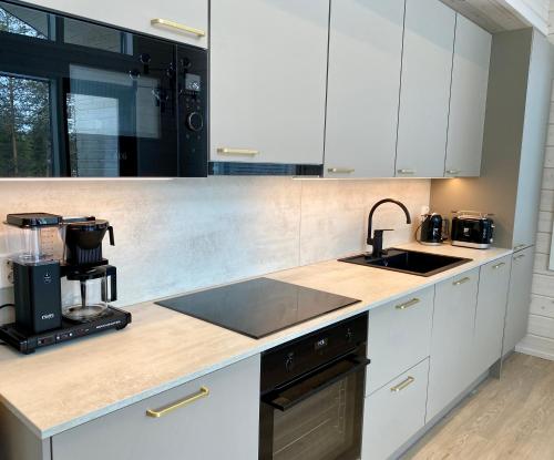 кухня, Villa Iiris - New Holiday Home in Акасломполо