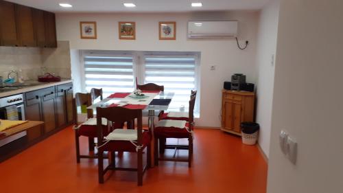 virtuve, Berta Apartman in Senta