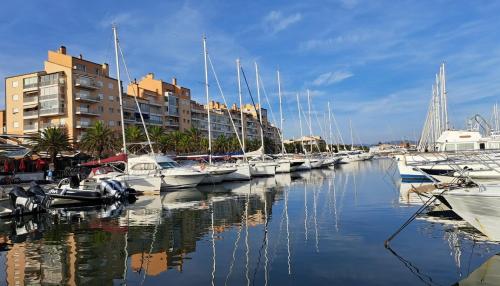 Studio proche port et plages, piscine