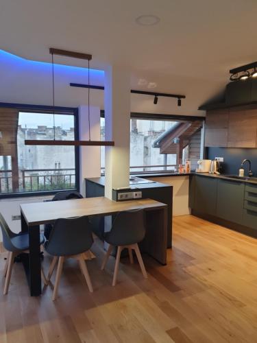 Modern top floor loft with balcony, Budapest (Foto 7)