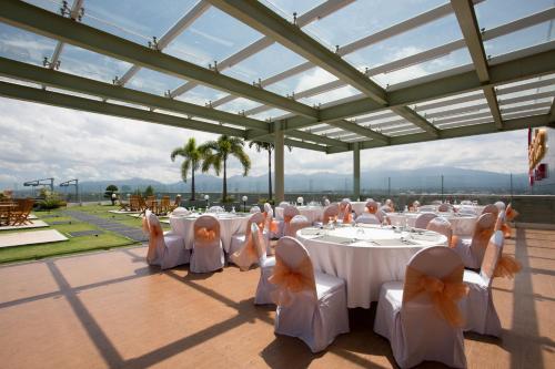 Restaurant, Golden Palace Hotel Lombok in Mataram