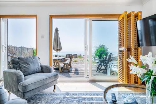 Pebble Paradise Beachfront Family Getaway - Accommodation - Pevensey