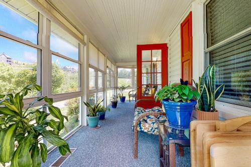 The Farmhouse & The Perch Guesthouse in Weaverville, USA