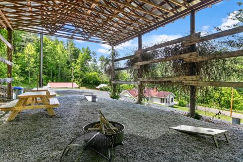 The Farmhouse & The Perch Guesthouse in Weaverville, USA
