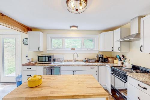 The Farmhouse & The Perch Guesthouse in Weaverville, USA