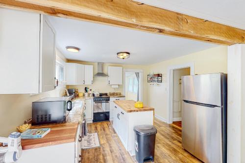 The Farmhouse & The Perch Guesthouse in Weaverville, USA