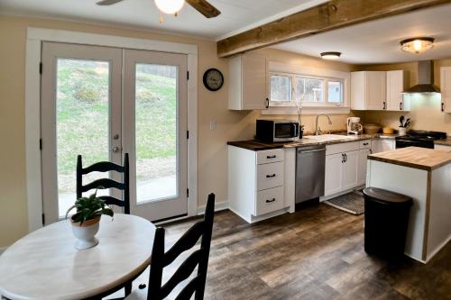 The Farmhouse & The Perch Guesthouse in Weaverville, USA